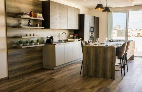 Victoria Apartment | Cosy & Central Penthouse in Victoria