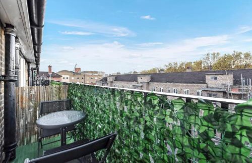 Chaucer Apartment | Cosy Cityscape Two Bed Apartment