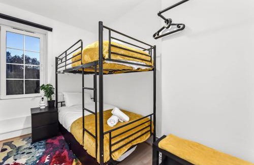 Chaucer Apartment | Cosy Cityscape Two Bed Apartment