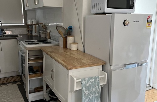 Woonona Apartment | Cosy coastal retreat 300m from beach self contained 1st floor apartment