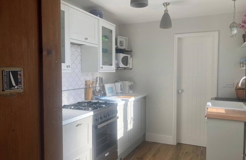 East Cowes House | Cosy Coastguard Cottage right next to the sea