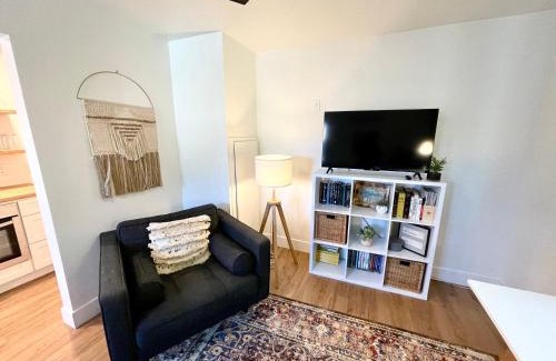 Redding Apartment | Cosy condo with modern kitchen, spacious lounge and private garden
