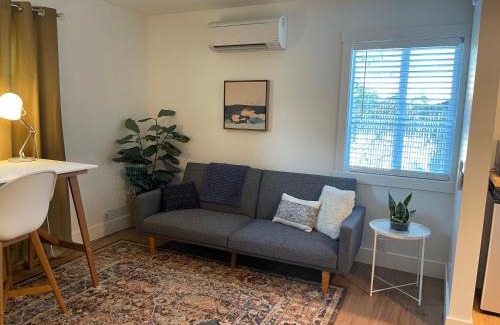 Redding Apartment | Cosy condo with modern kitchen, spacious lounge and private garden