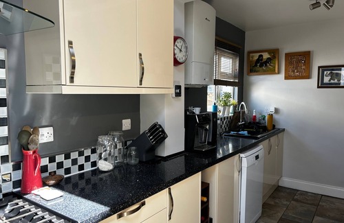 Faringdon House | Cosy & convenient - family and pet friendly home