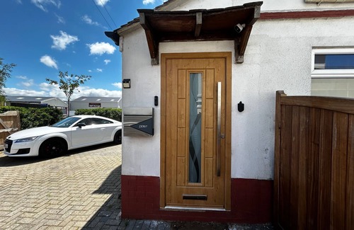 Faringdon House | Cosy & convenient - family and pet friendly home