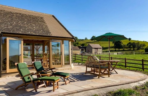 Gloucester House | Cosy Cotswolds Bungalow Garden Room and Patio