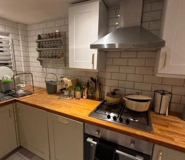 Old St Mellons House | Cosy Cottage 7 mins from Cardiff City Center