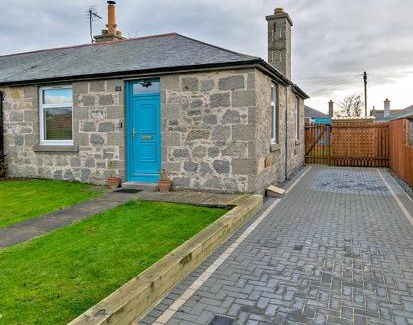 Lossiemouth House | Cosy Cottage Close to East Beach, Shops, Restaurants and RAF base