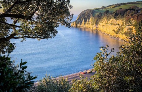 Beer Apartment | Cosy Cottage for Couples, Parking, 3 Min 2 Beach