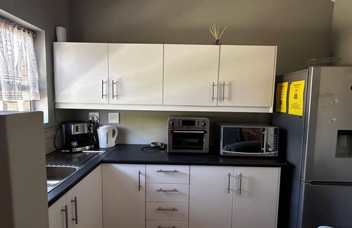 Eikenbosch Cottage | Cosy cottage in one of Cape Towns savest suburbs. Any nomad's dream.