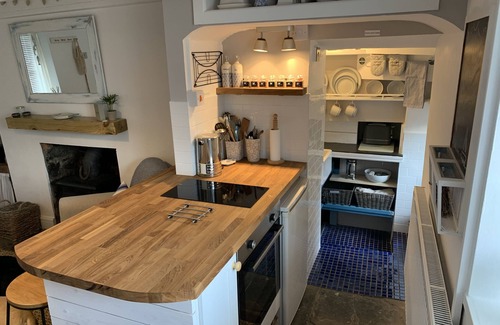 Skewen Cottage | Cosy cottage in the heart of Mumbles, sleeps two with sea view