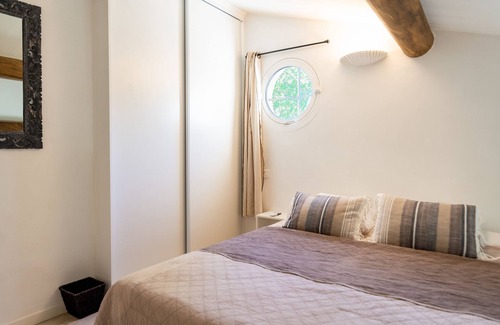 Roussillon Cottage | Cosy cottage near Roussillion, air-conditioned, 14m heated pool, large grounds.