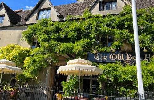 Malmesbury Apartment | Cosy Cottage Overlooking Malmesbury Abbey