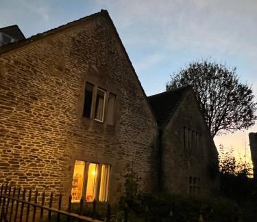 Malmesbury Apartment | Cosy Cottage Overlooking Malmesbury Abbey