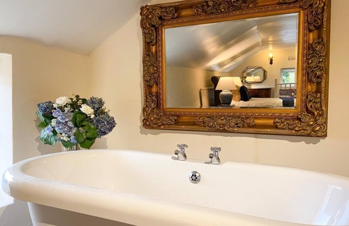 East Morton House | Cosy Cottage with hot tub and Sauna