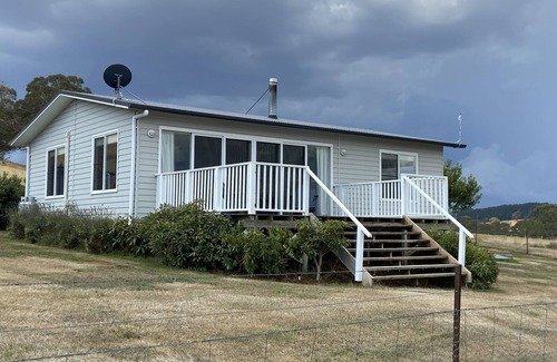 Oberon Cottage | Cosy cottage with stunning views on a working truffle farm!