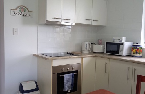 Bungadoo Cottage | Cosy Country Cottage in Bungadoo. One-bedroom quiet accommodation.
