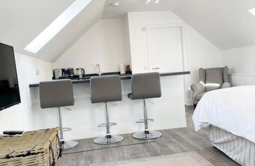Crieff Apartment | Cosy Country Modern Studio with Patio Space.