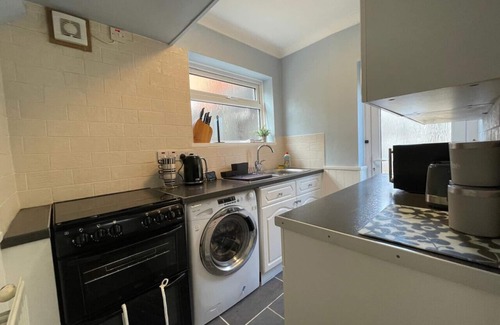 Birmingham House | Cosy Dinizia Stay | 2BR & 1BA | Sleep-5 & Parking