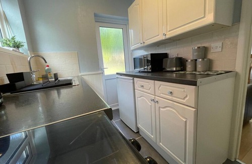 Birmingham House | Cosy Dinizia Stay | 2BR & 1BA | Sleep-5 & Parking