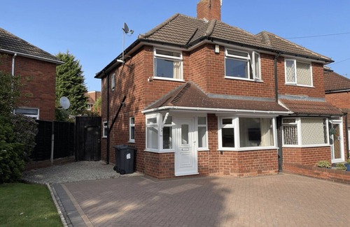 Birmingham House | Cosy Dinizia Stay | 2BR & 1BA | Sleep-5 & Parking