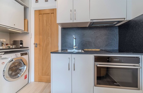 Runnymede Apartment | Cosy Double Bed Self Catering Studio with Free Parking!