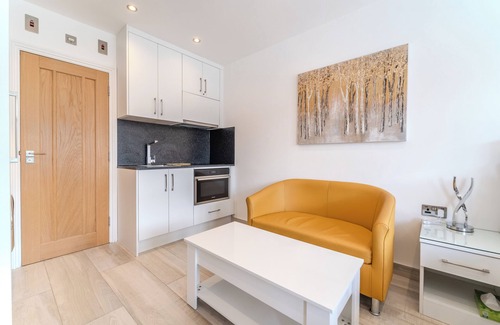 Runnymede Apartment | Cosy Double Bed Self Catering Studio with Free Parking!