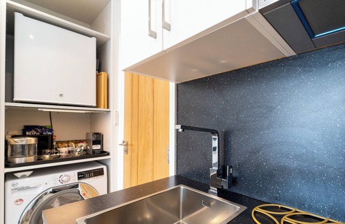 Runnymede Apartment | Cosy Double Bed Self Catering Studio with Free Parking!