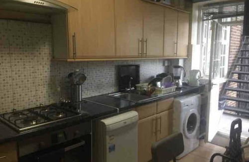 West Hampstead Apartment | Cosy double bedroom available in a 2-bedroom apartment, at weekends/holidays.