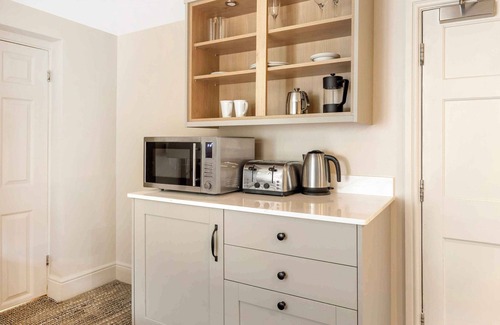 Milton Damerel Apartment | Cosy Double Room | Countryside Resort | Sleeps 2