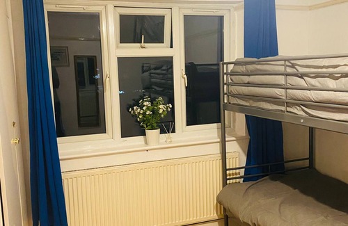 Marlborough House | Cosy Double room - 2 guests -Close to central London-5minsHarrow and Wealdstone