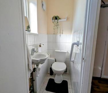 London Borough of Hounslow Apartment | Cosy Double Room with private WC near Heathrow Airport