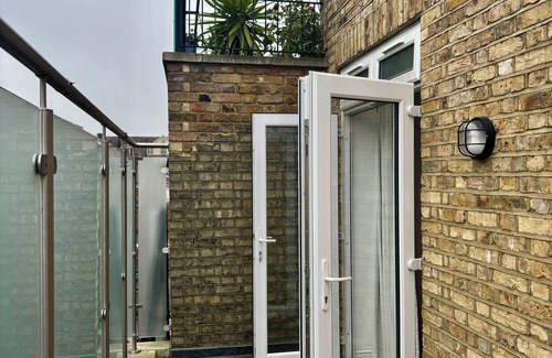 Battersea House | Cosy Duplex in Battersea - 10 minutes from central London