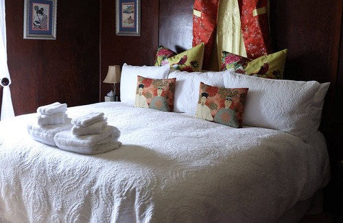 Bundanoon Bed & Breakfast | Cosy, elegant 5 bedroom home in beautiful Bundanoon