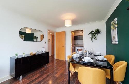The Westside Apartment | Cosy Emerald Suite - Two Story Duplex Apartment - Balcony - Contractors - Family - City Centre - Broadway Plaza - Five Ways - Sleeps 6