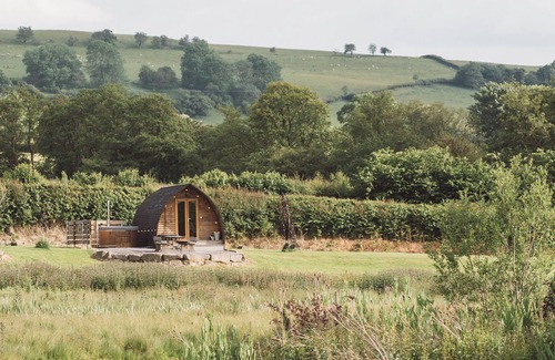 Builth Wells Cabin | Cosy En-suite Glamping Cabin with Hot Tub