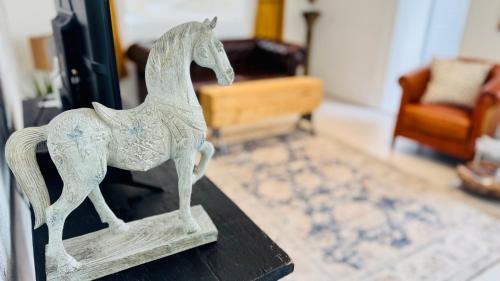 Strand House | Cosy Family 2-Bedroom Cottage with Braai, Fireplace, Kitchen near Strand Beach