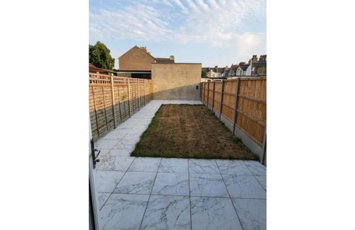 Dartford House | Cosy, family friendly large 4-Bed House. Close to Bluewater & Lakeside shopping.