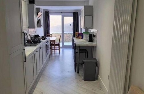 Dartford House | Cosy, family friendly large 4-Bed House. Close to Bluewater & Lakeside shopping.
