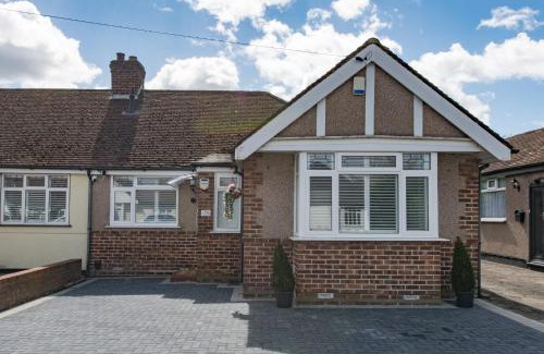Manor House | Cosy Family Home in Ruislip