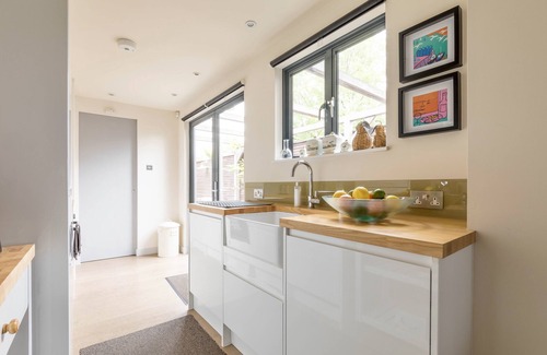 Whitstable House | Cosy Fisherman’s Cottage, minutes from High Street, Harbour & Beach