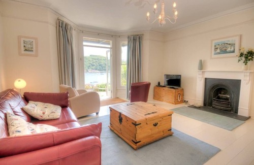 Fowey Apartment | Cosy Flat for two with stunning estuary views