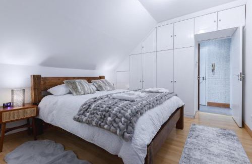 Walpole Apartment | Cosy Flat In London