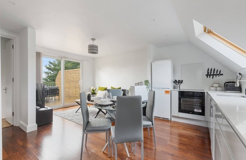 Golders Green Apartment | Cosy Flat w/Free Parking and Balcony Terrace!