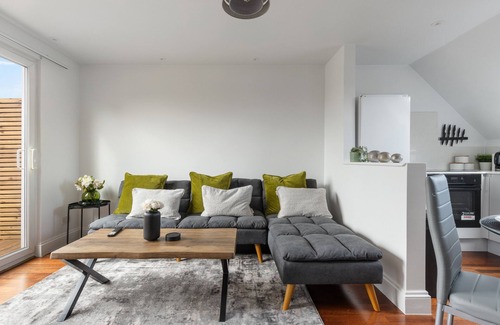 Golders Green Apartment | Cosy Flat w/Free Parking and Balcony Terrace!