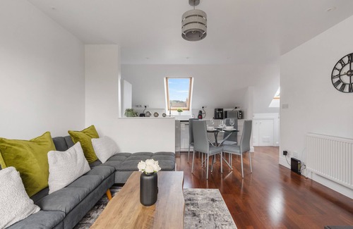 Golders Green Apartment | Cosy Flat w/Free Parking and Balcony Terrace!