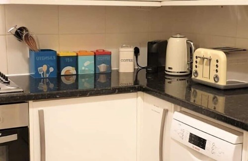 Walpole Apartment | Cosy Garden Flat With Parking *Long Stay Discount*