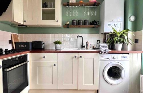 Frome House | Cosy Georgian Cottage - Parking - Central Frome