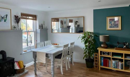 Frome House | Cosy Georgian Cottage - Parking - Central Frome