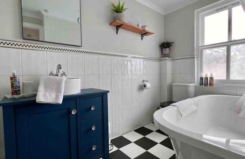 Frome House | Cosy Georgian Cottage - Parking - Central Frome